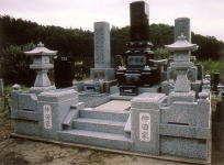 お墓の施工工事例。日本国産の稲田石とインドの外国高級石材、インド産黒御影石を使用したお墓。上品な仕上がりです。